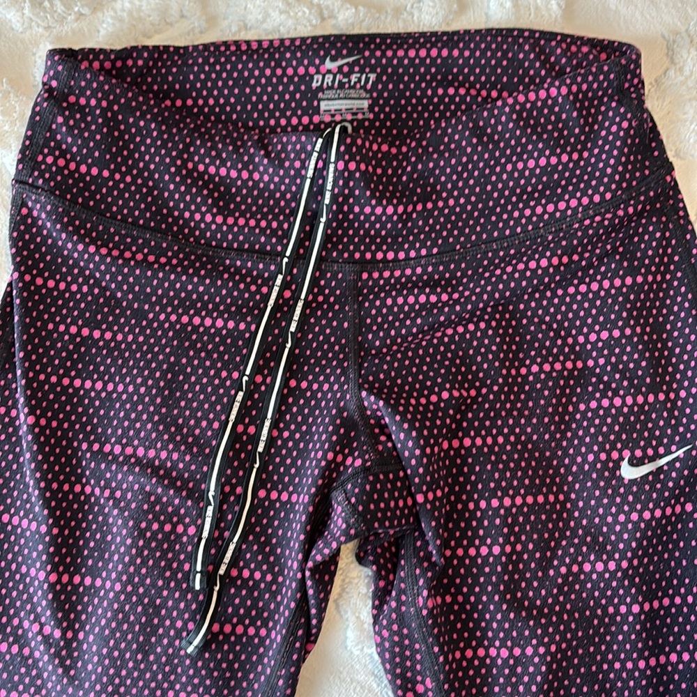 Nike dry fit cropped workout legging. Size Medium.